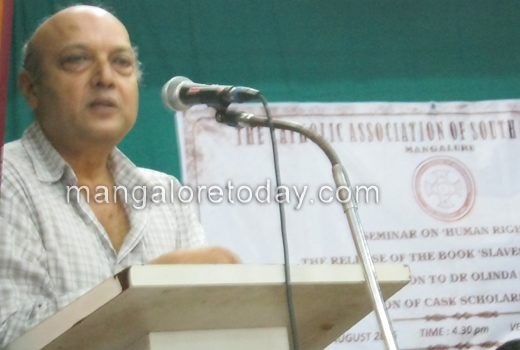 ’Slaves of Sultans’ book by Alan Machado Prabhu ceremoniously released. 6